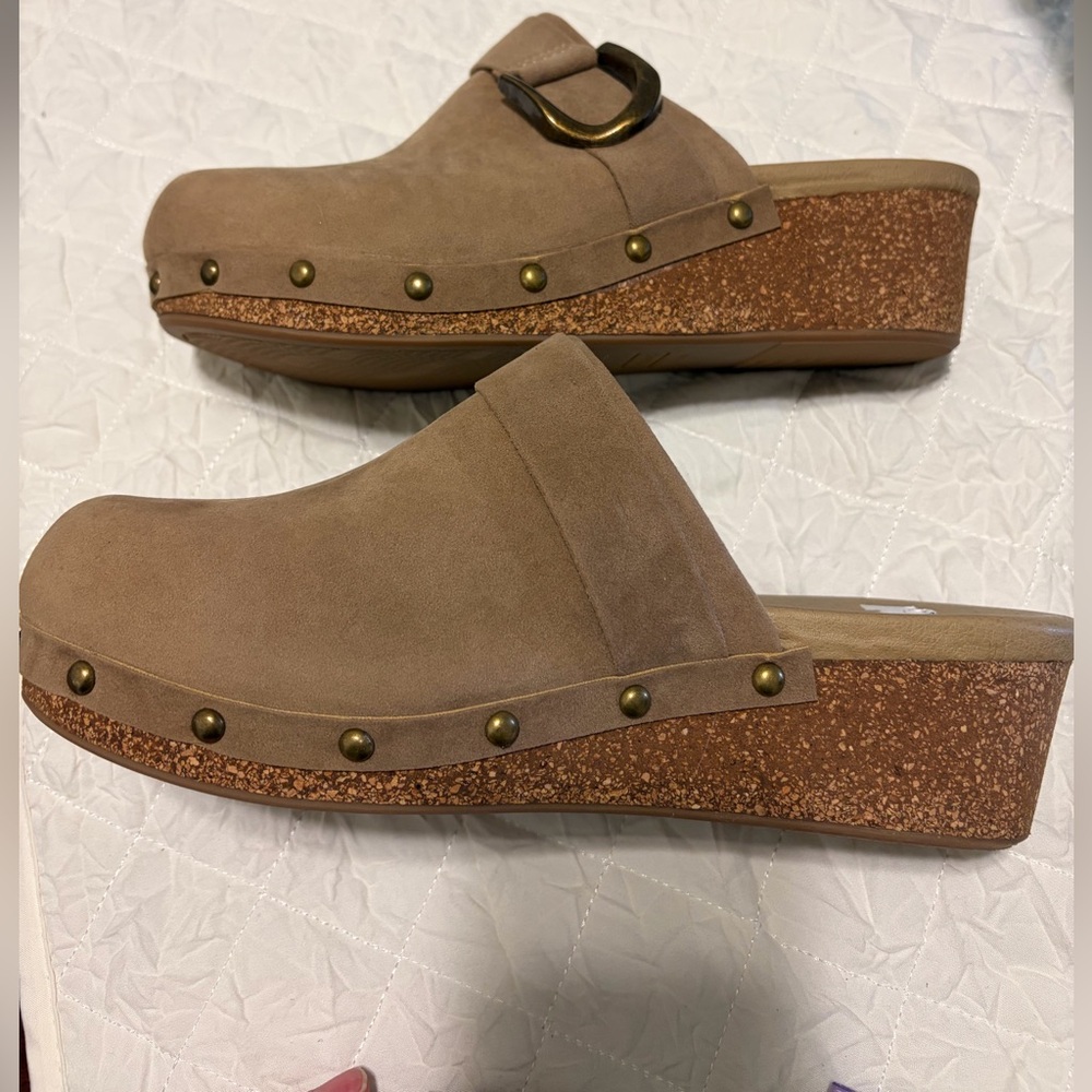 Andiamo Agermaine Tan Wedge
Cork Clogs - Size 11 Wide